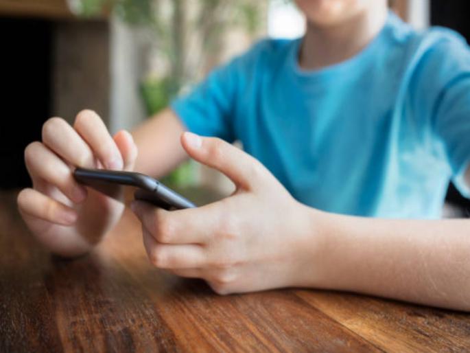 Turning off the series on mobile broke the wooden frame in the mother's head; Outrageous incident in Pune | मोबाइलवरील मालिका बंद केल्याने आईच्या डोक्यात लाकडी फ्रेम फोडली; पुण्यातील संतापजनक घटना Turning off the series on mobile broke the wooden frame in the mother's head; Outrageous incident in Pune | मोबाइलवरील मालिका बंद केल्याने आईच्या डोक्यात लाकडी फ्रेम फोडली; पुण्यातील संतापजनक घटना