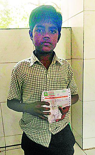 The 10-year-old Fulchand collect garbage for the mother's treatment | आईच्या उपचारासाठी १० वर्षीय फुलचंद वेचतो कचरा The 10-year-old Fulchand collect garbage for the mother's treatment | आईच्या उपचारासाठी १० वर्षीय फुलचंद वेचतो कचरा