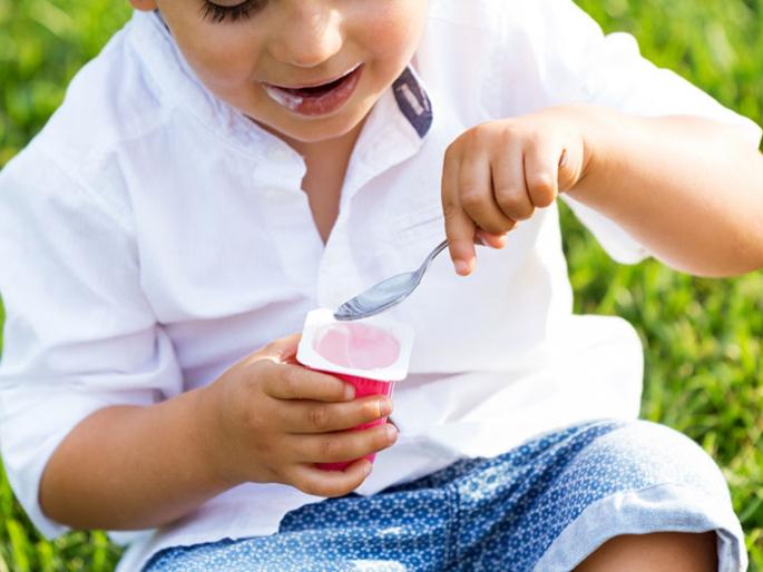 10 year old boy eats a lot but feel hungry all the time | याला कितीही खायला द्या याचं पोट भरतच नाही, पालकही झाले हैराण; आहे विचित्र आजाराने ग्रस्त