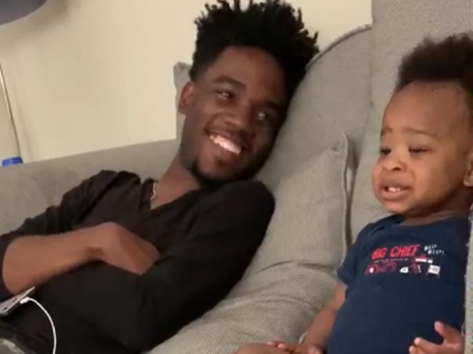 This adorable child has a lot to discuss with dad about a TV show video goes viral | Video : 'या' मुलाचे फॅन झालेत इंटरनेट यूजर्स, त्याच्या गप्पा ऐकाल तर तुम्हीही पडाल प्रेमात! This adorable child has a lot to discuss with dad about a TV show video goes viral | Video : 'या' मुलाचे फॅन झालेत इंटरनेट यूजर्स, त्याच्या गप्पा ऐकाल तर तुम्हीही पडाल प्रेमात!