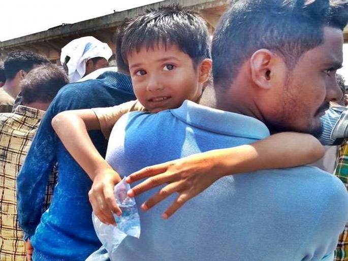 four year old son started singing gol gol rani at the funeral of martyr father everyone tears vrd | शहीद वडिलांच्या अंत्यसंस्काराला चिमुकला गाऊ लागला 'गोल-गोल रानी..', अनेकांना अश्रू अनावर four year old son started singing gol gol rani at the funeral of martyr father everyone tears vrd | शहीद वडिलांच्या अंत्यसंस्काराला चिमुकला गाऊ लागला 'गोल-गोल रानी..', अनेकांना अश्रू अनावर