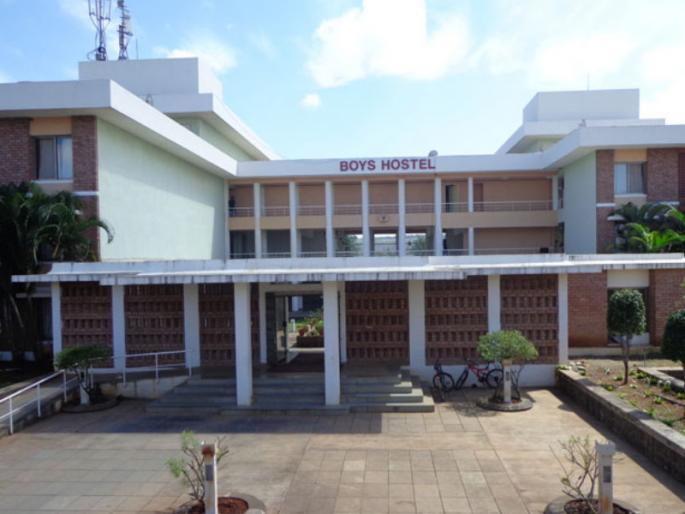 An acid-like chemical was thrown at the youth Type of College Hostel in Khadki | तरुणावर ॲसिडसदृ्श रसायन फेकले; खडकीतील महाविद्यालयाच्या वसतीगृहातील प्रकार An acid-like chemical was thrown at the youth Type of College Hostel in Khadki | तरुणावर ॲसिडसदृ्श रसायन फेकले; खडकीतील महाविद्यालयाच्या वसतीगृहातील प्रकार