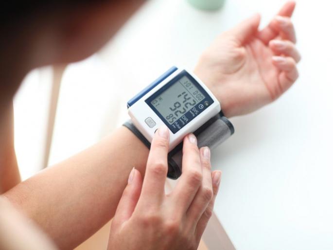 benefits of walnuts in summer | गरमीत 'हे' ड्रायफ्रुट खाण्याचे आहेत इतके फायदे की उन्हाची लाही अन् अनेक आजार विसरुन जाल benefits of walnuts in summer | गरमीत 'हे' ड्रायफ्रुट खाण्याचे आहेत इतके फायदे की उन्हाची लाही अन् अनेक आजार विसरुन जाल