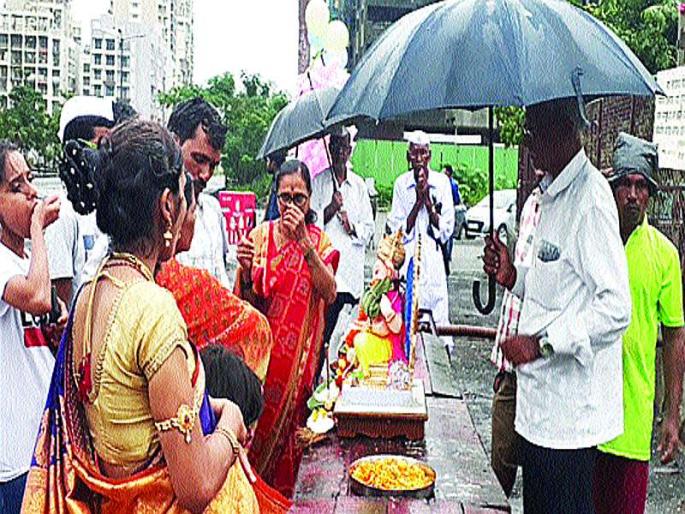 A passionate message to the reporter for five days | पाच दिवसांच्या गणरायाला भावपूर्ण निरोप A passionate message to the reporter for five days | पाच दिवसांच्या गणरायाला भावपूर्ण निरोप