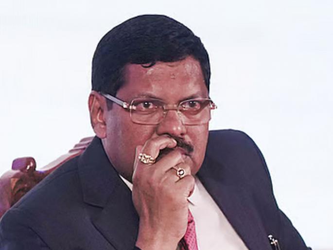 Lawyer attempts to throw shoe at Chief Justice; Attacked while court is in session, chanting slogans like 'will not tolerate insult to Sanatan Dharma' | सरन्यायाधीशांवर वकिलाकडून बूट फेकण्याचा प्रयत्न ; ‘सनातन धर्माचा अपमान सहन करणार नाही’ अशा घोषणा देत कोर्ट सुरू असतानाच केला हल्ला 