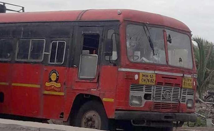 On the highway the bus stopped and hit the stone on the driver | महामार्गावर बस अडवून चालकाला दगड मारला