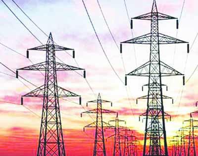 Electric climbs were lifted directly with electricity | वीज तारांसह थेट पोलही उखडून नेले Electric climbs were lifted directly with electricity | वीज तारांसह थेट पोलही उखडून नेले