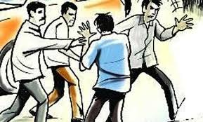 Striking on suspicion of naming a woman | महिलेचे नाव घेतल्याच्या संशयावरून बेदम मारहाण Striking on suspicion of naming a woman | महिलेचे नाव घेतल्याच्या संशयावरून बेदम मारहाण