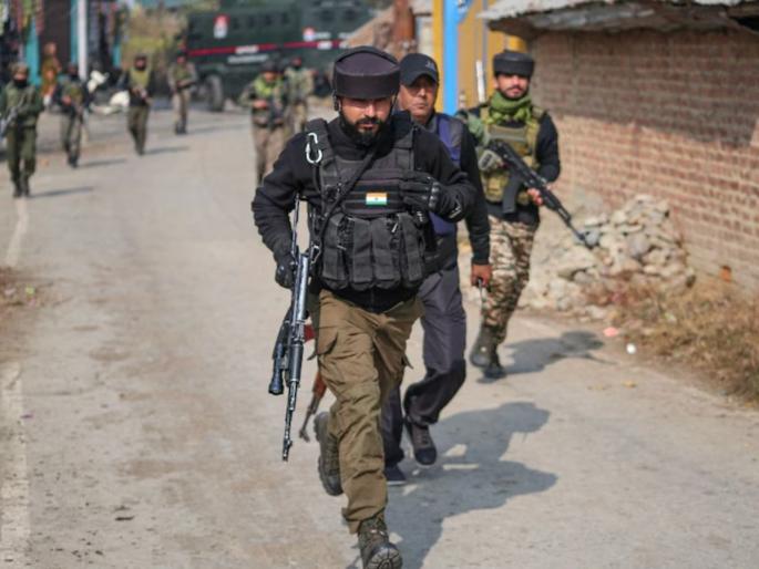 red fort bomb blast update foreign handler shared bomb making videos delhi blast accused doctor | Delhi Blast : परदेशातील हँडलरने पाठवले सुसाईड बॉम्बिंगचे ३६ व्हिडीओ; मुझम्मिल-उमरचं झालं ब्रेनवॉश