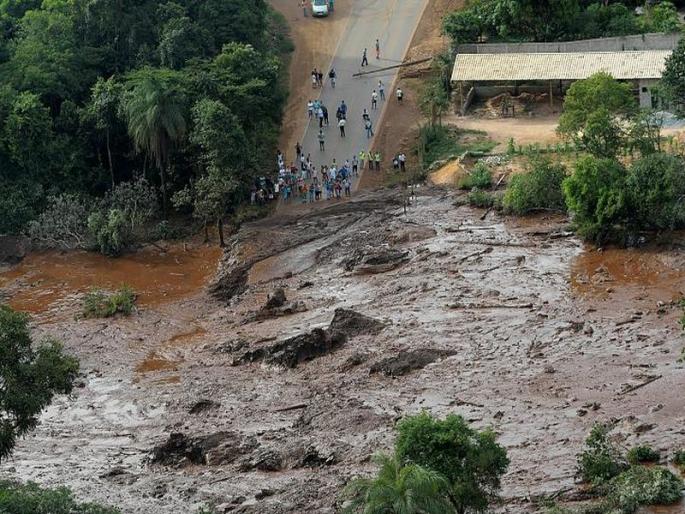 The bund was broken in Brazil; 300 people are afraid of blown | ब्राझीलमध्ये बंधारा फुटला; ३०० जण बुडाल्याची भीती The bund was broken in Brazil; 300 people are afraid of blown | ब्राझीलमध्ये बंधारा फुटला; ३०० जण बुडाल्याची भीती