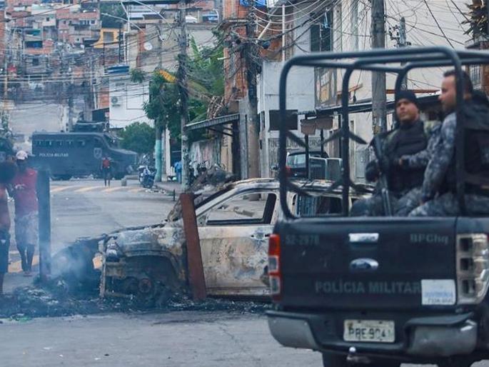 Brazil Drug Raid: Major police operation against drug mafia in Brazil; 64 killed in a single day, UN expresses serious concern | ब्राझीलमध्ये रेड कमांडोविरोधात युद्ध सुरु; रिओमध्ये मोठ्या अड्ड्यावर हेलिकॉप्टरद्वारे हल्ला, माफियांकडून ड्रोन हल्ल्याने प्रत्यूत्तर Brazil Drug Raid: Major police operation against drug mafia in Brazil; 64 killed in a single day, UN expresses serious concern | ब्राझीलमध्ये रेड कमांडोविरोधात युद्ध सुरु; रिओमध्ये मोठ्या अड्ड्यावर हेलिकॉप्टरद्वारे हल्ला, माफियांकडून ड्रोन हल्ल्याने प्रत्यूत्तर