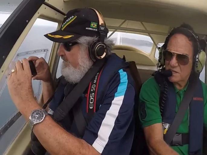 Man Drops iPhone From Plane It Survives and Records Video Of Fall | VIDEO: विमान हजार फुटांवर असताना आयफोन पडला अन् 'लय भारी' व्हिडिओ रेकॉर्ड झाला Man Drops iPhone From Plane It Survives and Records Video Of Fall | VIDEO: विमान हजार फुटांवर असताना आयफोन पडला अन् 'लय भारी' व्हिडिओ रेकॉर्ड झाला