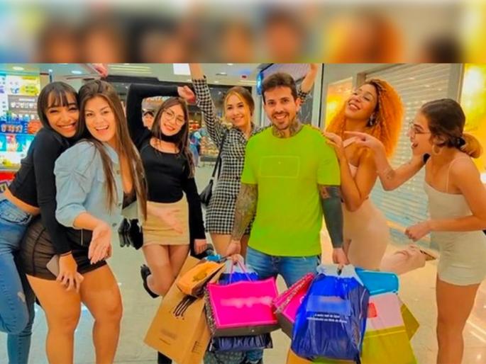 model with 8 wives spend 9 lakhs on gifts keeps them all same to avoid fights see photos | … म्हणून आपल्या सहा पत्नींना एकत्र शॉपिंगला घेऊन जातो हा व्यक्ती, Photos model with 8 wives spend 9 lakhs on gifts keeps them all same to avoid fights see photos | … म्हणून आपल्या सहा पत्नींना एकत्र शॉपिंगला घेऊन जातो हा व्यक्ती, Photos
