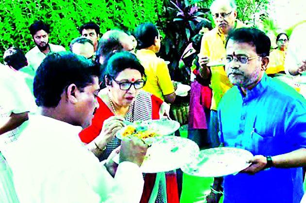 BJP's 'breakfast' photo viral | भाजप नेत्यांच्या ‘ब्रेकफास्ट’चा फोटो ‘व्हायरल’ BJP's 'breakfast' photo viral | भाजप नेत्यांच्या ‘ब्रेकफास्ट’चा फोटो ‘व्हायरल’