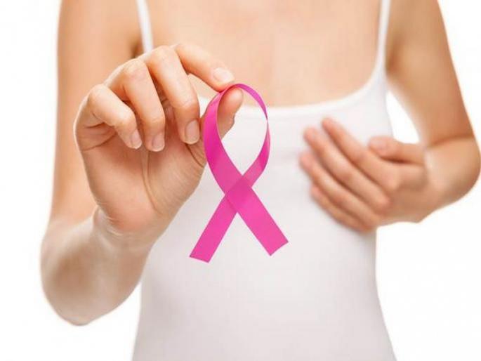 Breast Cancer : You can Examine your breast at home | ब्रेस्ट कॅन्सरची सुरूवातीची लक्षणे कशी कळणार? घरीच 'अशी' करा ब्रेस्टची तपासणी!
