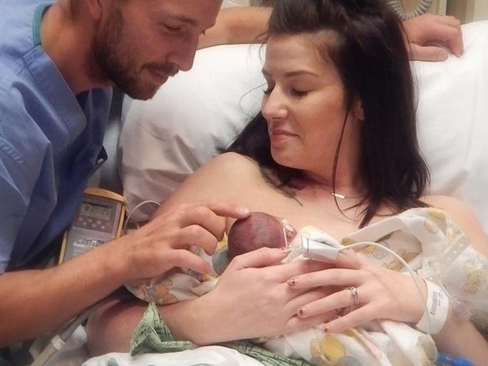 Woman donates 15 litres breast milk after her baby dies three hours after birth | सलाम...! ३ तासांतच नवजात बाळाला गमावलं; त्यानंतर तिनं सर्वात मोठं दान केलं