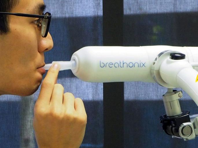 CoronaVirus News Singapore provisionally approves 60 second COVID 19 breathalyser test | CoronaVirus News: मस्तच! कोरोना चाचणीचा निष्कर्ष मिनिटात कळणार; श्वासाच्या आधारे झटक्यात निदान होणार CoronaVirus News Singapore provisionally approves 60 second COVID 19 breathalyser test | CoronaVirus News: मस्तच! कोरोना चाचणीचा निष्कर्ष मिनिटात कळणार; श्वासाच्या आधारे झटक्यात निदान होणार