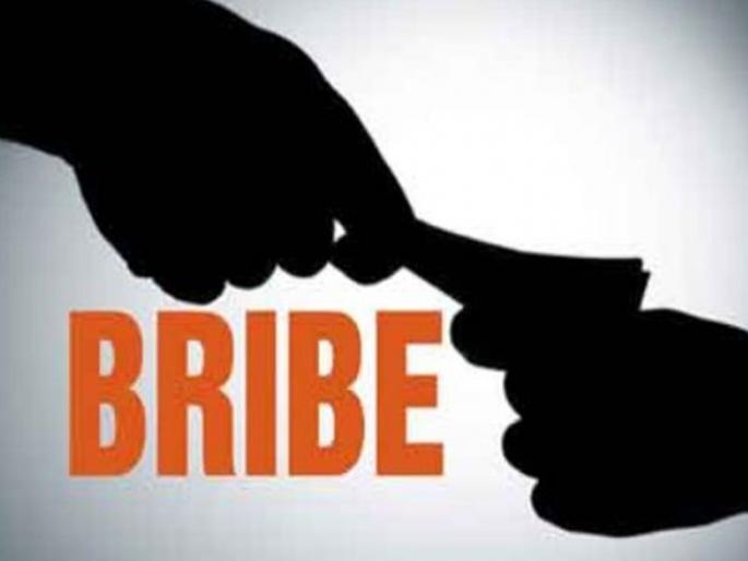Three employees of transport branch arrested for taking Rs 50 in Buldana | ५० रुपयांची लाच घेताना दोन ट्रॅफिक पोलीसांना अटक Three employees of transport branch arrested for taking Rs 50 in Buldana | ५० रुपयांची लाच घेताना दोन ट्रॅफिक पोलीसांना अटक