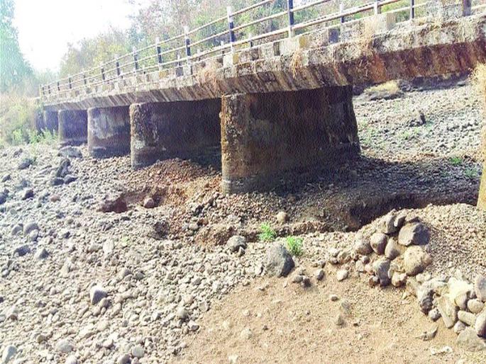 Due to the quarrying of the cattle feed, the danger is due to quarrying | बळीवरे पुलाला रेती उत्खननामुळे धोका  Due to the quarrying of the cattle feed, the danger is due to quarrying | बळीवरे पुलाला रेती उत्खननामुळे धोका