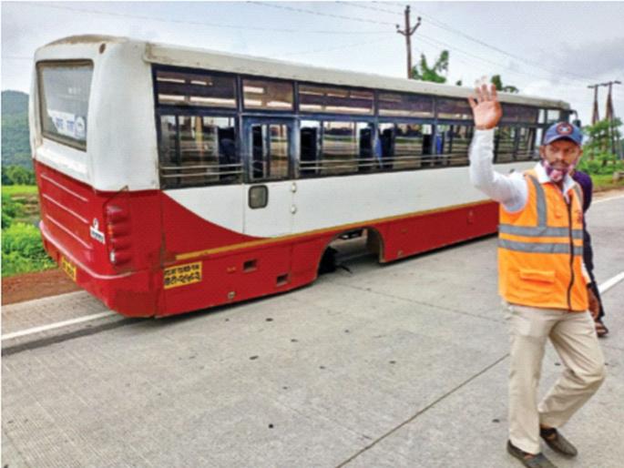 The wheels of the running ST bus came off; 40 passengers survived falling into the Savitri river | धावत्या बसची चाके निखळली; 40 प्रवाशांसह सावित्री नदीत पडता पडता वाचली The wheels of the running ST bus came off; 40 passengers survived falling into the Savitri river | धावत्या बसची चाके निखळली; 40 प्रवाशांसह सावित्री नदीत पडता पडता वाचली
