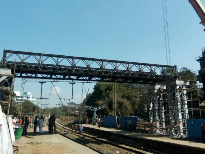The work of the girder, the army personnel, was raised in just nine minutes | अवघ्या नऊ मिनिटांत उभारण्यात आले गर्डर, लष्कराच्या जवानांचे काम The work of the girder, the army personnel, was raised in just nine minutes | अवघ्या नऊ मिनिटांत उभारण्यात आले गर्डर, लष्कराच्या जवानांचे काम