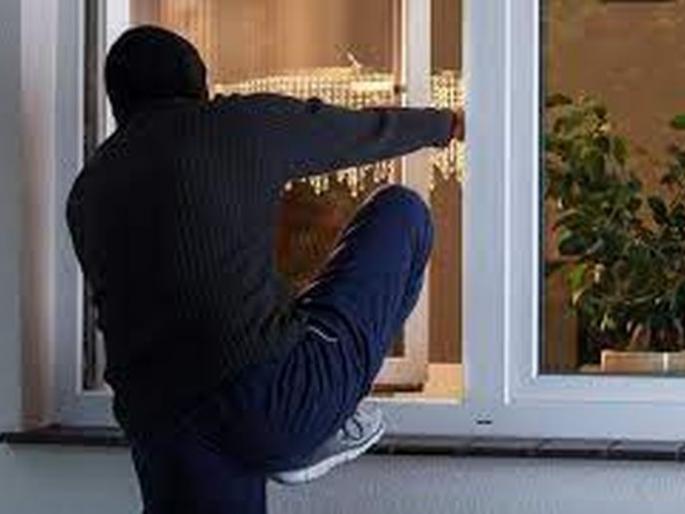 Burglary in Khamgaon; 71,000 stolen | खामगावात घरफोडी; ७१ हजारांचा ऐवज लंपास Burglary in Khamgaon; 71,000 stolen | खामगावात घरफोडी; ७१ हजारांचा ऐवज लंपास