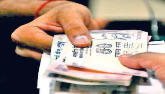 Big news; Caught the engineer taking a bribe of five hundred for the juniors | मोठी बातमी; कनिष्ठांसाठी पाचशेची लाच घेताना अभियंत्याला पकडले Big news; Caught the engineer taking a bribe of five hundred for the juniors | मोठी बातमी; कनिष्ठांसाठी पाचशेची लाच घेताना अभियंत्याला पकडले