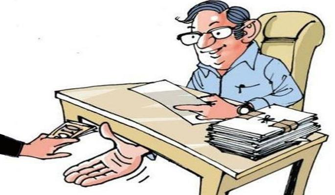 Two persons including a group education officer were caught accepting bribe of Rs 50,000 | जेव्हा कुंपणच शेत खातं...! गटशिक्षणाधिकाऱ्यासह दोन जण ५० हजारांची लाच स्वीकारताना लाचलुचपतच्या जाळयात Two persons including a group education officer were caught accepting bribe of Rs 50,000 | जेव्हा कुंपणच शेत खातं...! गटशिक्षणाधिकाऱ्यासह दोन जण ५० हजारांची लाच स्वीकारताना लाचलुचपतच्या जाळयात