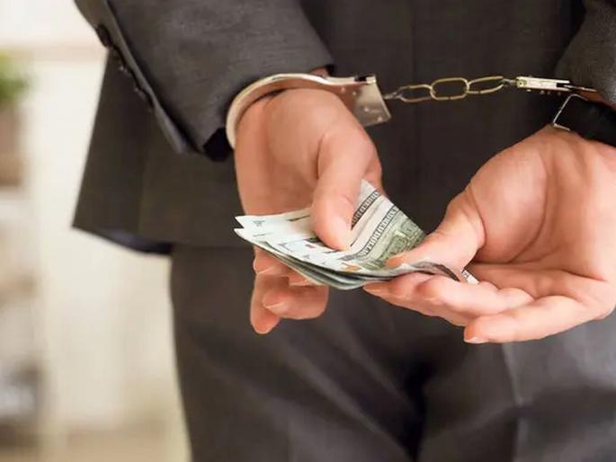 Two DRI officials arrested in bribery case; Action taken after complaint filed by wife of accused Shailesh Vyas | लाचप्रकरणी डीआरआयचे दोन अधिकारी अटकेत; आरोपी शैलेश व्यासच्या पत्नीने केलेल्या तक्रारीनंतर कारवाई Two DRI officials arrested in bribery case; Action taken after complaint filed by wife of accused Shailesh Vyas | लाचप्रकरणी डीआरआयचे दोन अधिकारी अटकेत; आरोपी शैलेश व्यासच्या पत्नीने केलेल्या तक्रारीनंतर कारवाई