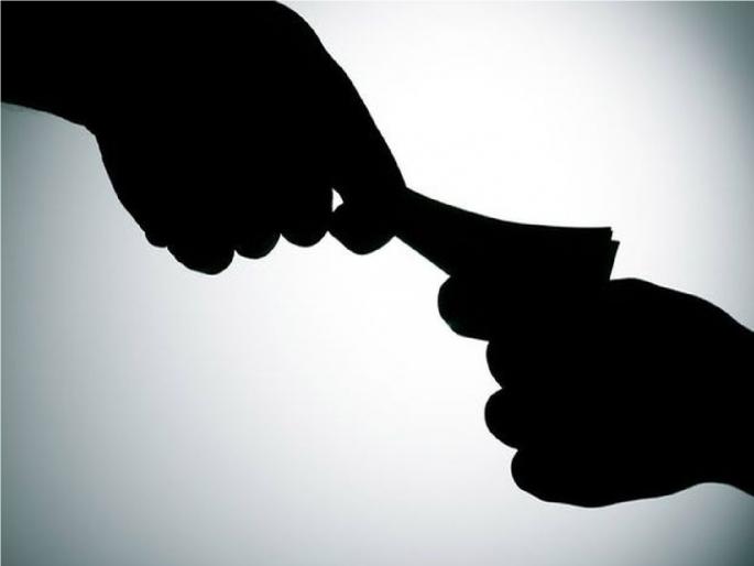 Talathi of Pimpli Khurd caught taking a bribe of 45 thousand, action taken by Ratnagiri Bribery Department | पिंपळी खुर्दचा तलाठी ४५ हजारांची लाच घेताना सापळ्यात, रत्नागिरी लाचलुचपत विभागाची कारवाई Talathi of Pimpli Khurd caught taking a bribe of 45 thousand, action taken by Ratnagiri Bribery Department | पिंपळी खुर्दचा तलाठी ४५ हजारांची लाच घेताना सापळ्यात, रत्नागिरी लाचलुचपत विभागाची कारवाई