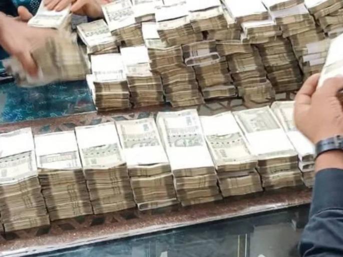 CBI catches officer taking bribe, raids house, finds cash | सीबीआयने अधिकाऱ्याला लाच घेताना पकडले, घरात धाड टाकली, रोकडचा डोंगर सापडला CBI catches officer taking bribe, raids house, finds cash | सीबीआयने अधिकाऱ्याला लाच घेताना पकडले, घरात धाड टाकली, रोकडचा डोंगर सापडला