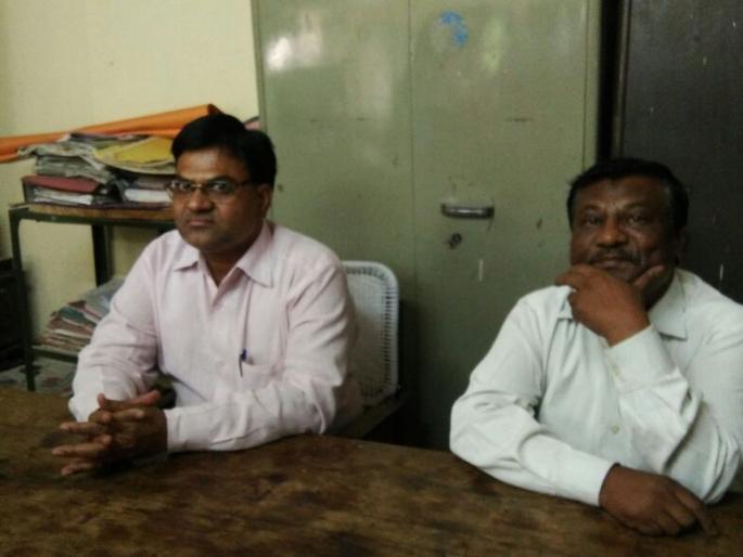 While taking a bribe of a thousand rupees, two employees of the Education Department were arrested | एक हजार रुपयांची लाच घेताना शिक्षण विभागातील दोन कर्मचाऱ्यांना अटक While taking a bribe of a thousand rupees, two employees of the Education Department were arrested | एक हजार रुपयांची लाच घेताना शिक्षण विभागातील दोन कर्मचाऱ्यांना अटक