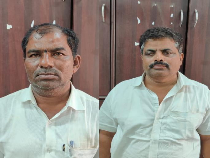 Demand for Rs 30,000 bribe to draw sanctioned bills; Village development officer, village panchayat member from Kurdu arrested | कोल्हापूर: मंजूर बील काढण्यासाठी ३० हजार रुपये लाचेची मागणी; ग्रामविकास अधिकारी, ग्रामपंचायत सदस्य अटकेत Demand for Rs 30,000 bribe to draw sanctioned bills; Village development officer, village panchayat member from Kurdu arrested | कोल्हापूर: मंजूर बील काढण्यासाठी ३० हजार रुपये लाचेची मागणी; ग्रामविकास अधिकारी, ग्रामपंचायत सदस्य अटकेत