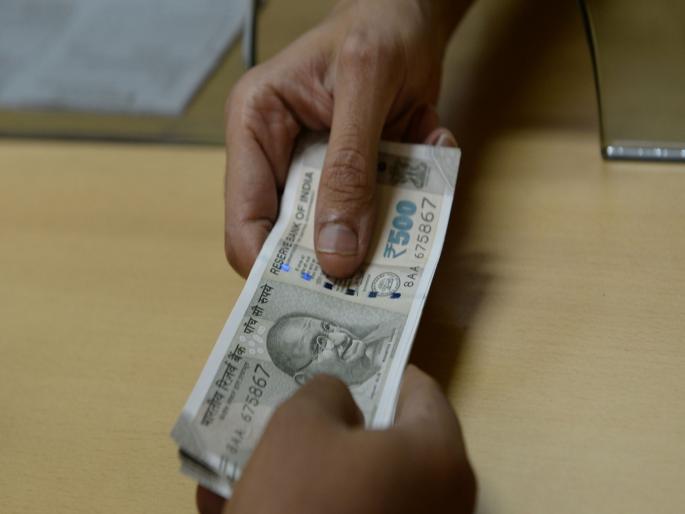 Sub auditor took bribe of Rs 10000 to give positive report of the organization Solapur LCB takes action | संस्थेचा अहवाल सकारात्मक देण्यासाठी उपलेखा परीक्षकाने घेतली दहा हजाराची लाच; सोलापूर 'एसीबी'ची कारवाई