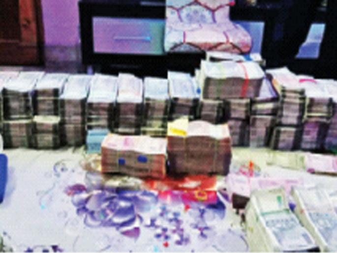 agriculture officer arrested for taking bribe 1 crore 86 lakh cash seized | लाच घेणाऱ्या कृषी अधिकाऱ्याला अटक; १ कोटी ८६ लाख रुपयांची रोकड जप्त agriculture officer arrested for taking bribe 1 crore 86 lakh cash seized | लाच घेणाऱ्या कृषी अधिकाऱ्याला अटक; १ कोटी ८६ लाख रुपयांची रोकड जप्त
