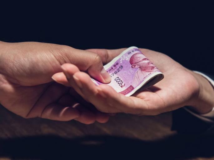 The judge was called after accepting a bribe of Rs 15 lakhs... The judge who dispensed justice was caught in a bribery case! | १५ लाखांची लाच स्विकारताच न्यायाधीशांना कॉल अन्... न्याय देणारे न्यायाधीशच अडकले लाच प्रकरणात!