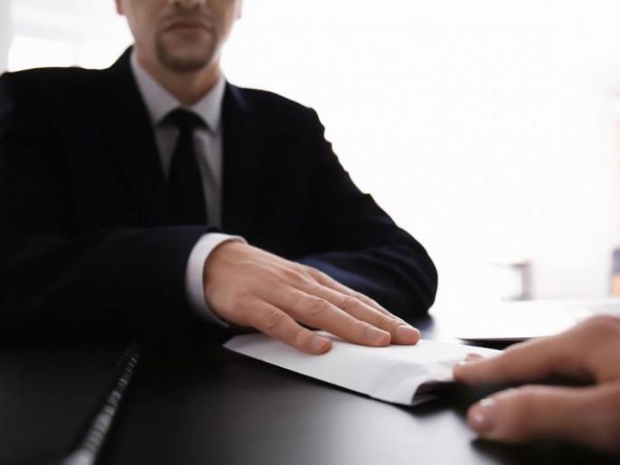 Awaiting indictments in 32 percent of bribery cases; How will the amount of punishment increase? | लाचखोरीच्या ३२ टक्के प्रकरणांत दोषारोपपत्रांची प्रतीक्षा; शिक्षेचे प्रमाण कसे वाढणार ? Awaiting indictments in 32 percent of bribery cases; How will the amount of punishment increase? | लाचखोरीच्या ३२ टक्के प्रकरणांत दोषारोपपत्रांची प्रतीक्षा; शिक्षेचे प्रमाण कसे वाढणार ?