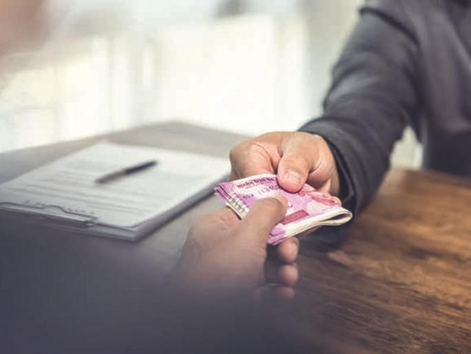 police inspector took 10 thousand Rs bribe, from death person's son | मढ्याच्या टाळूवरचे लाेणी खाण्याचा प्रकार;मृताच्या मुलाकडून फौजदाराने घेतली १० हजारांची लाच police inspector took 10 thousand Rs bribe, from death person's son | मढ्याच्या टाळूवरचे लाेणी खाण्याचा प्रकार;मृताच्या मुलाकडून फौजदाराने घेतली १० हजारांची लाच