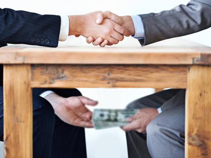 7 crores spent for college admission in Pune Fake certificate, identity card, case registered in the name of authorities | पुण्यातील महाविद्यालयात प्रवेशासाठी उकळले सव्वाकोटी ; अधिष्ठातांच्या नावाने बनावट प्रमाणपत्र, ओळखपत्र, गुन्हा दाखल