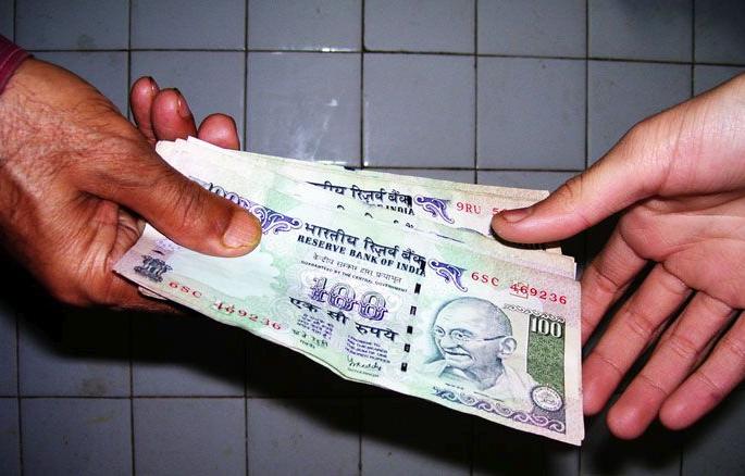 College clerk arrested while taking bribe in Nagpur | नागपुरात महाविद्यालयाचा लाचखोर लिपिक गजाआड