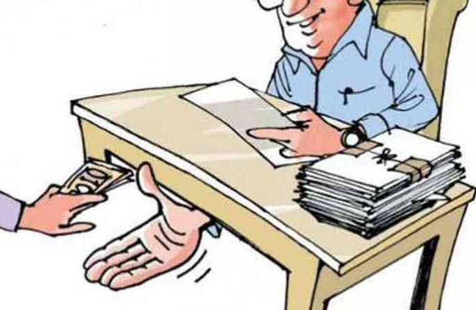 agree first refuse to accept a bribe when a trap is suspected clerk sb arrested for demanding rs 500 bribe | आधी होकार, ट्रॅपचा संशय येताच लाच घेण्यास नकार; ५०० रुपये लाच मागितल्याप्रकरणी लिपिक एसबीच्या ताब्यात