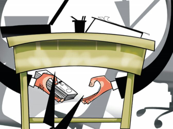 A two thousand bribe took place in Jalgaon for comment on improved pay | सुधारीत वेतन निश्चितीच्या टिपणीसाठी जळगावात घेतली दोन हजाराची लाच