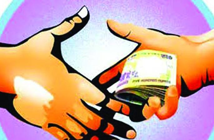 While taking a bribe of five thousand, the traffic police arrested | पाच हजाराची लाच घेताना वाहतूक शाखेचा शिपाई अटक While taking a bribe of five thousand, the traffic police arrested | पाच हजाराची लाच घेताना वाहतूक शाखेचा शिपाई अटक