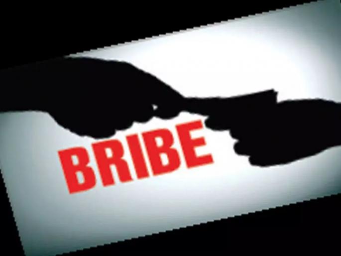 A Gram Sevak was caught while accepting a bribe of 1 lakh in Nashik | 1 लाखाची लाच घेताना नाशिकमध्ये एका ग्रामसेवकाला ठोकल्या बेड्या A Gram Sevak was caught while accepting a bribe of 1 lakh in Nashik | 1 लाखाची लाच घेताना नाशिकमध्ये एका ग्रामसेवकाला ठोकल्या बेड्या