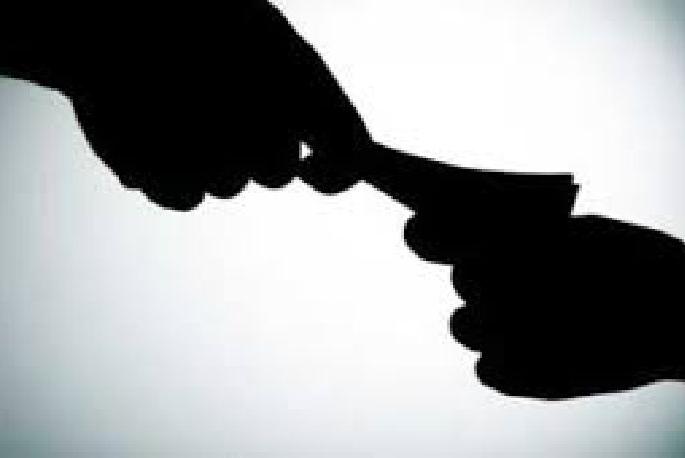 NIT worker caught red handed by acb while accepting bribe | लाच घेताना एनआयटीचा शिपाई एसीबीच्या जाळ्यात NIT worker caught red handed by acb while accepting bribe | लाच घेताना एनआयटीचा शिपाई एसीबीच्या जाळ्यात