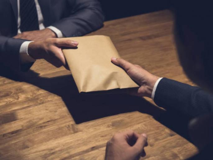 Bribery accounts officer caught in the net, bribe of Rs 2500 was taken; bribe was demanded for salary fixation | लाचखोर लेखाधिकारी जाळ्यात अडकला २५०० रूपयांची लाच भोवली; वेतन निश्चीतीसाठी मागीतली लाच Bribery accounts officer caught in the net, bribe of Rs 2500 was taken; bribe was demanded for salary fixation | लाचखोर लेखाधिकारी जाळ्यात अडकला २५०० रूपयांची लाच भोवली; वेतन निश्चीतीसाठी मागीतली लाच