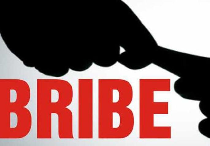 Amravati policeman arrested in Akola for taking bribe | अमरावतीच्या पोलीस कर्मचाऱ्याला लाच घेताना अकोल्यात अटक Amravati policeman arrested in Akola for taking bribe | अमरावतीच्या पोलीस कर्मचाऱ्याला लाच घेताना अकोल्यात अटक