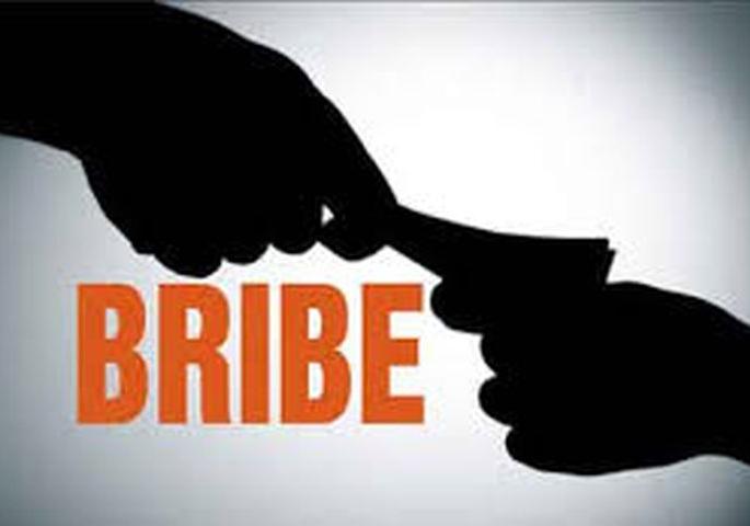 The fence is the farm! The constable took a bribe of Rs 15,000 to leave the vehicle involved in the accident | कुंपणच शेत घातंय! अपघातातील वाहन सोडण्यासाठी कॉन्स्टेबलने घेतली १५ हजाराची लाच  