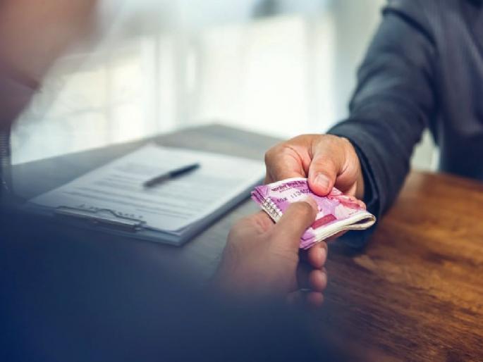 Bribe demanded for bill of barricading, senior clerk arrested; accountant and operator absconding | बॅरिकेटिंगचे बिल काढण्यासाठी मागितली लाच; वरिष्ठ लिपिकास अटक, लेखपाल व ऑपरेटर फरार Bribe demanded for bill of barricading, senior clerk arrested; accountant and operator absconding | बॅरिकेटिंगचे बिल काढण्यासाठी मागितली लाच; वरिष्ठ लिपिकास अटक, लेखपाल व ऑपरेटर फरार