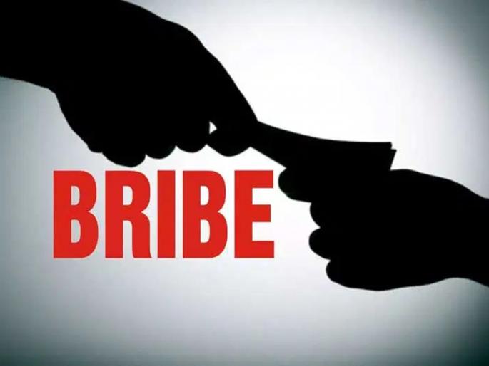 Land surveyor arrested for taking bribe of ten thousand; ACB action in Ghatjit | भू-करमापकाला दहा हजारांची लाच घेताना अटक; घाटंजीत एसीबीची कारवाई Land surveyor arrested for taking bribe of ten thousand; ACB action in Ghatjit | भू-करमापकाला दहा हजारांची लाच घेताना अटक; घाटंजीत एसीबीची कारवाई
